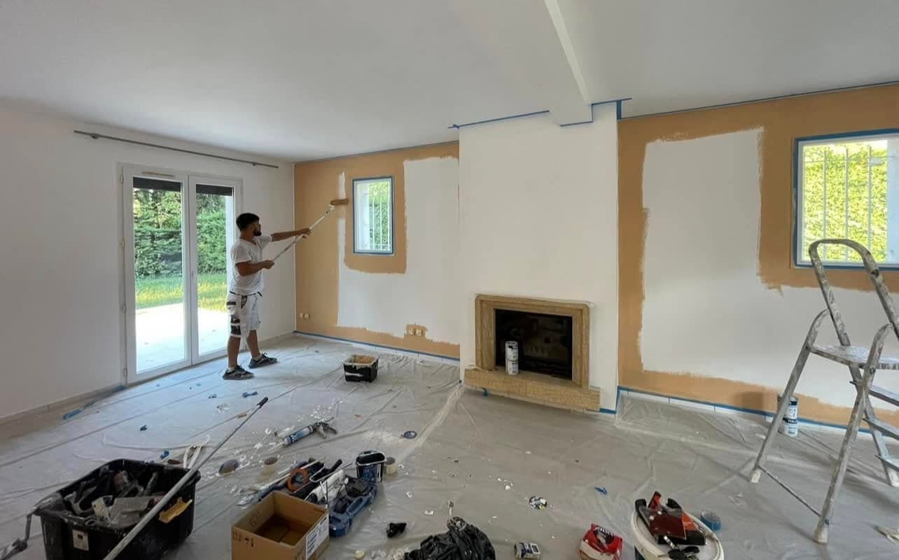 Artisan peintre professionnel au travail